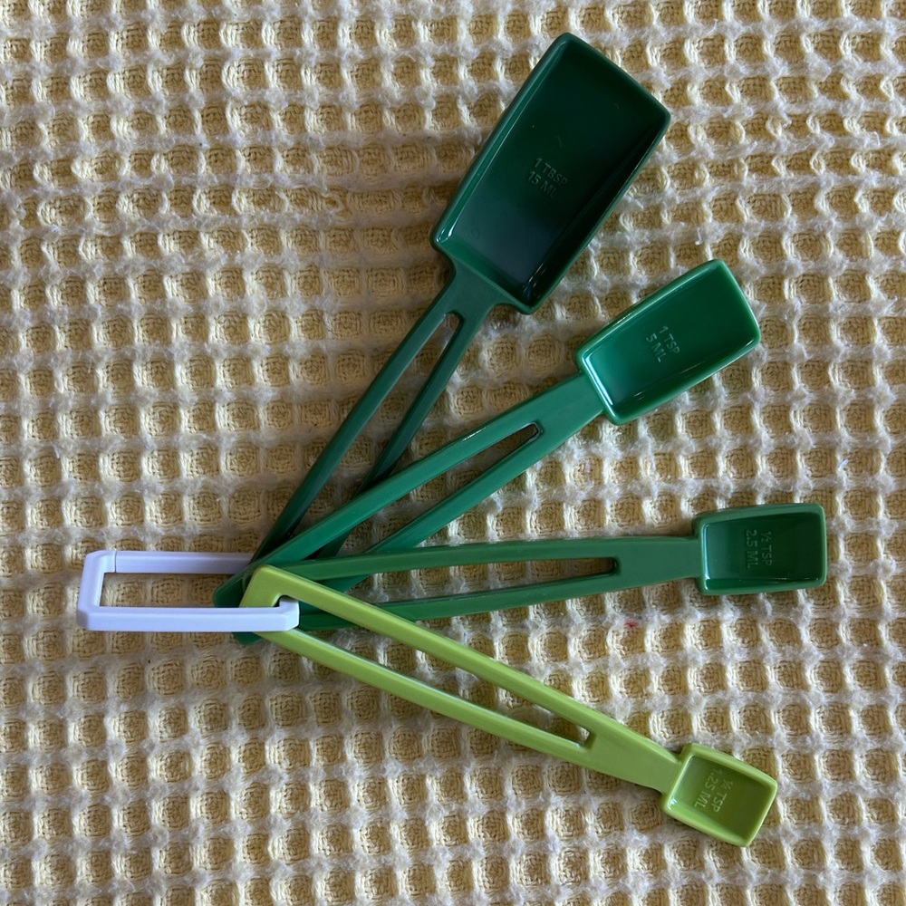 Zack Designs- Retro Green Plastic Measuring Spoon Set